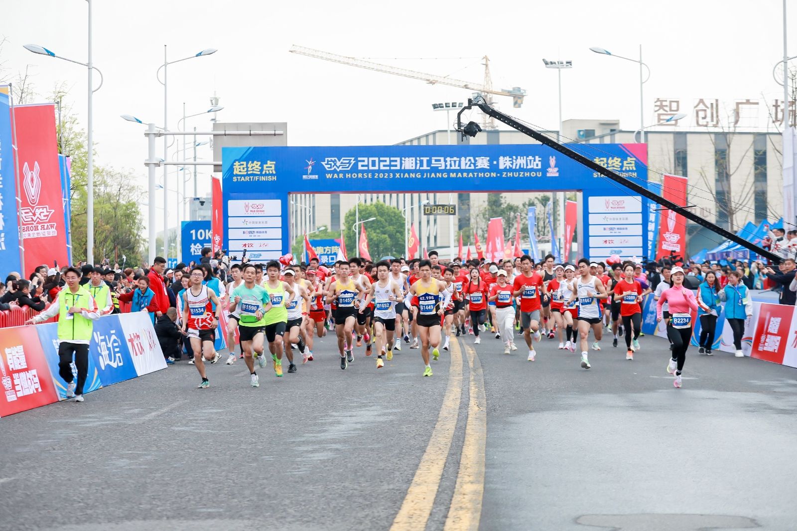 敢為人先·與湘江奔跑 ｜戰(zhàn)馬2023湘江馬拉松株洲站鳴槍起跑！
